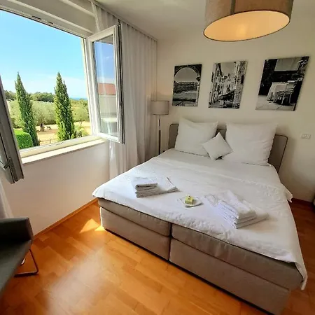 Bed & Breakfast Lovely