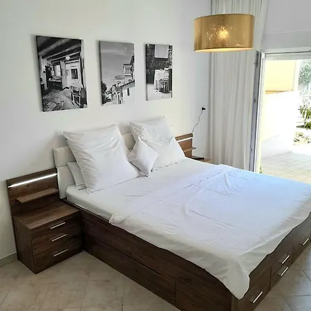 Bed & Breakfast Lovely