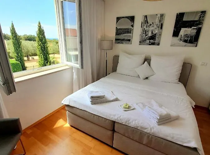 Bed & Breakfast Lovely